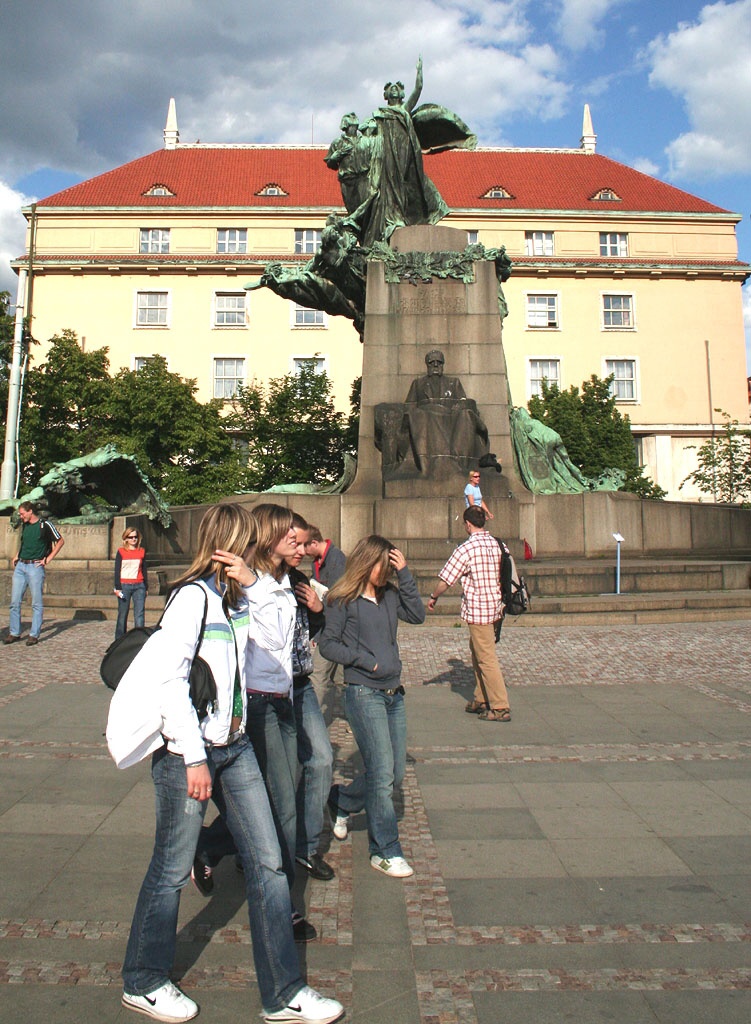 Prask sochy na vltavskm nbe - Horydoly.cz 