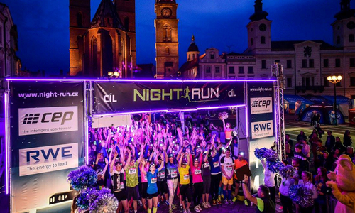 Noční běžci rozsvítí noční Brno