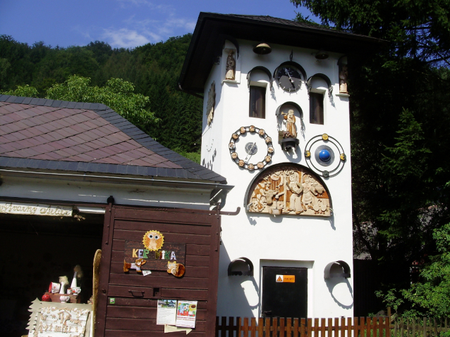 Kryštofovo Údolí: kostel, betlém, orloj, viadukt