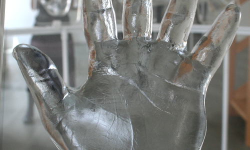 Skleněná ruka Adama Ondry v Litoměřicích
