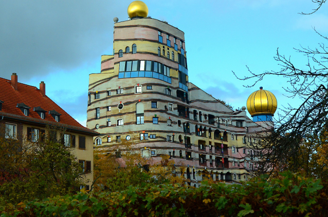 Německé byty Waldspirale jsou 7. nejpodivnější stavba na světě