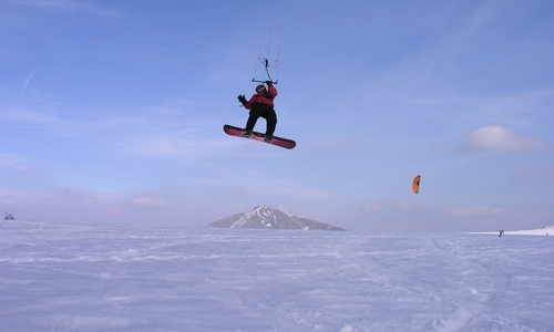 Nemusíte sedět v kanceláři, můžete snowkitovat