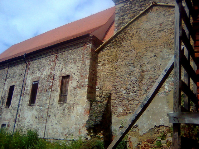 Pivoňský klášter proti zmaru