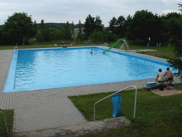 Koupání v Plzni: venku i v bazénu