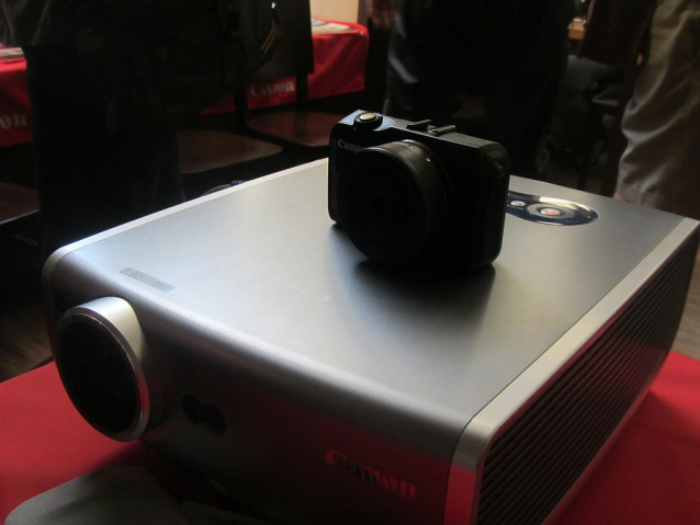 Canon EOS M je zrcadlovka převlečená za kompakt