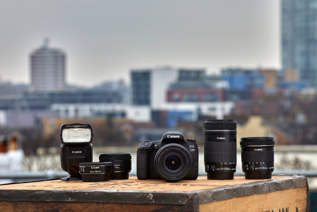 Canon představuje nové fotoaparáty, objektiv a datový sklad