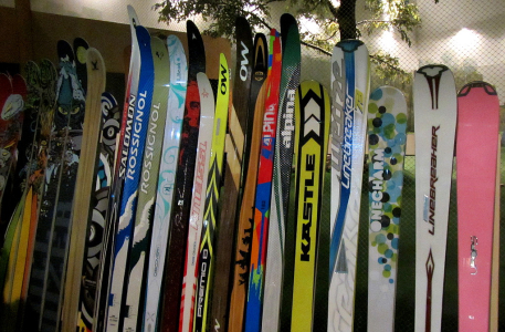 Odpadková expozice lyží a snowboardů