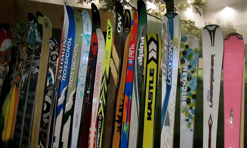 Odpadková expozice lyží a snowboardů
