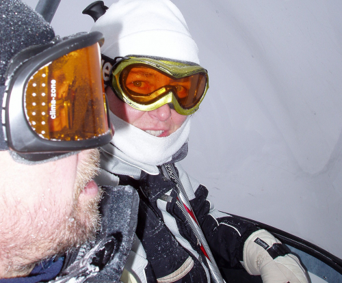 Kaprun, lyžaři v bublinové sedačkové lanovce.