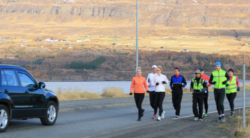 Island. Sportovci z Akureyri si zaběhali s Rendou. 