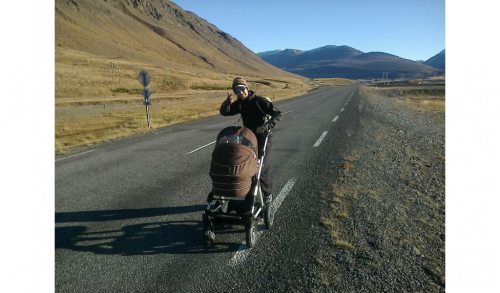 Podpora maratonce na Islandu se odehrávala z dětského kočárku.