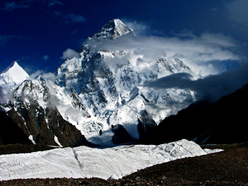 K2 (8611 m) nad ledovcem Baltoro.