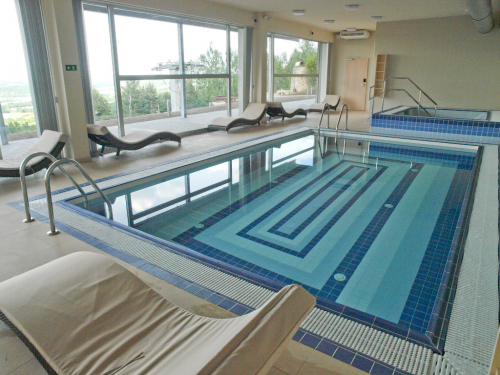 Hotel Monínec. Bazén je přístupný pro hotelové hosty i veřejnost.