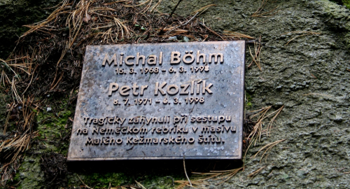 Smutná tabulka na Symbolickém cintoríně pod Ostrvou.