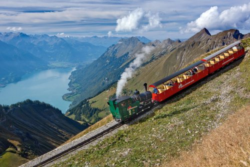 Brienz-Rothorn Bahn. Zubačka jede na prvotřídní rozhledové sedlo ve Švýcarsku.