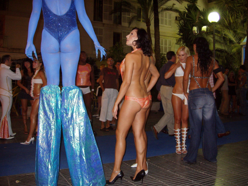 Mallorca, Palma, tanečnice před diskotékou Titos.