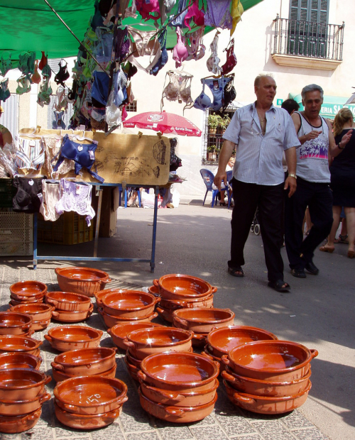 Mallorca, Santa Margarita, keramika na trhu.