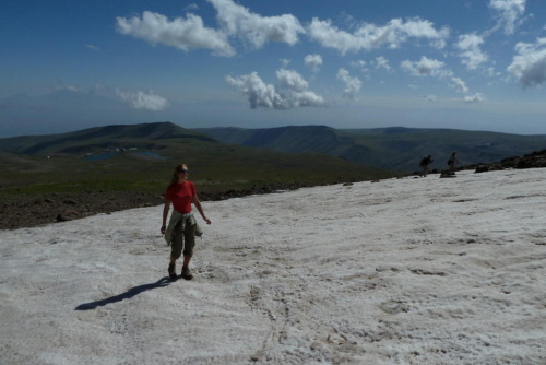 Sněhový flíček pod Aragats.