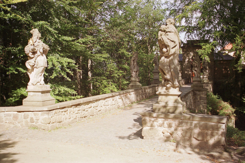 Valdštejn. Rekonstruované Jelínkovy sochy na mostě do hradu.