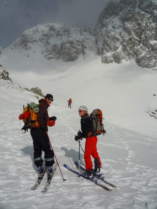 Cestou na Závrat. Malý Javorový štít je zasněžený nad lyžaři.