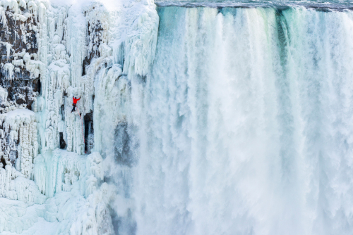 Zamrzlé Niagarské vodopády (Niagara Falls) leze horolezec Will Gadd.
