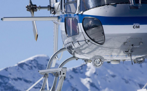 Vrtulníky létají v zimě pro lyžaře.