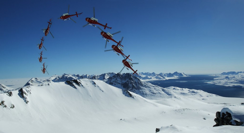 Vrtulník nad ledovcem.