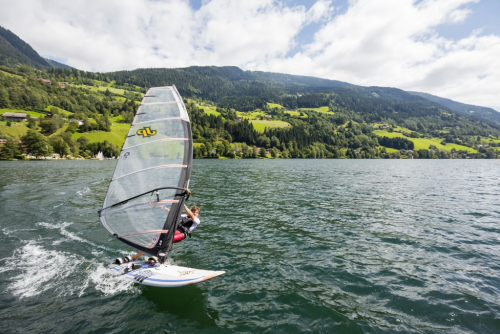Jezerní windsurfing v Korutanech.