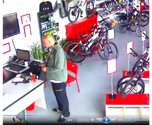 Filip Kovařík krade elektrokolo v obchodě Ekolo.