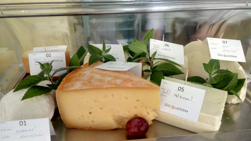 Sýr kravský zrající z farmy Horut, Rožnov pod Radhoštěm, byl vyhlášen za nejlepší sýr v Beskydech 2015.