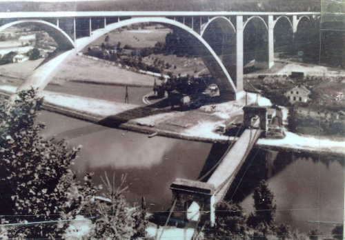 Starý Řetězový most a nový Podolský most přes Vltavu v Podolsku mezi lety 1943 a 1960.