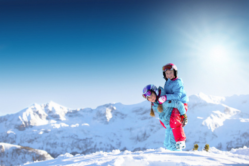 Děti se v zimě dobře baví nejen na lyžích.
