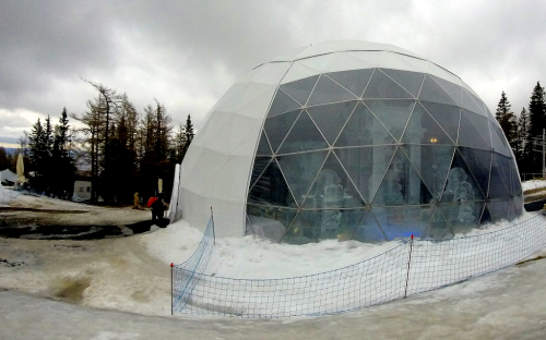 Hrebienok, Tatranský dóm z ledu je schovaný v klimatizovaném stanu.