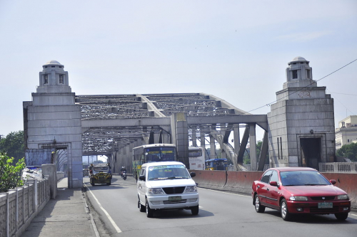 Quezon Bridge in Manila, Philippines (most Quezon v Manile).
