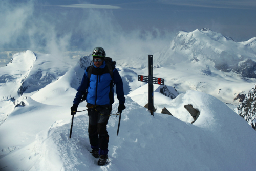 Vladimír stojí na alpském vrcholu Dom (4545 m).