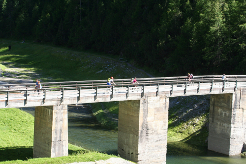 Lago di Livigno. Most přes zátoku na cestě Via Restel slouží pouze pro pěší a cyklisty.