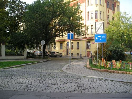 Obousměrná jízda na kole byla zrušena i ve velmi klidné obytné zóně za Lyčkovým náměstím. v Praze - Karlíně.