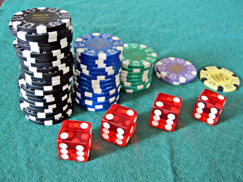 Casino: žetony a kostky.