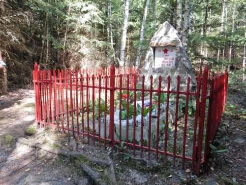 Pomník partyzána pod Malým vrchem v Brdských Hřebenech.