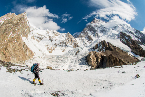 Klára Kolouchová kráčí na K2.