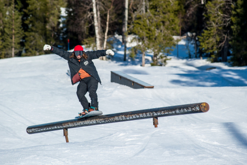 Snowboardista Antti Jussila ve snowparku Monínec.