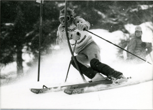 Bojan Križaj lyžuje v závodě 3Tre Světového poháru sezony 1984-85.