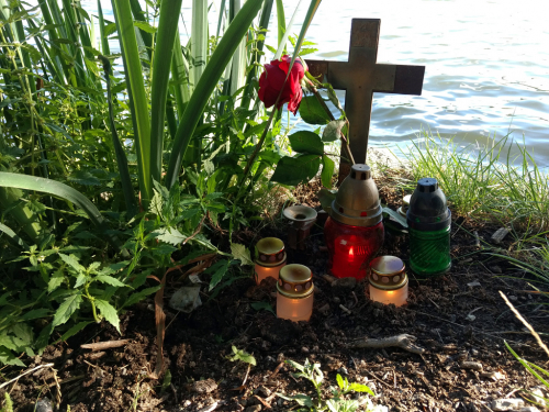 Vzpomínkový křížek na utonulého mladíka poblíž koupacího mola na Hostivařské přehradě.