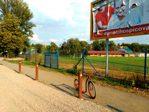Hrubý štěrk navezený na cyklostezku v Hostivaři značně ztěžuje jízdu na kole i koloběžce.