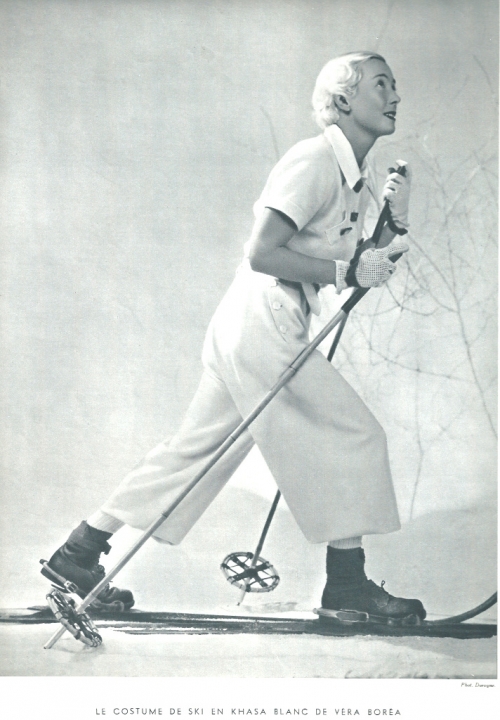 Francie 1934 Excelsior. Modelka na lyžích.
