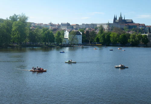 Praha, Vltava, nad Staroměstským jezem.