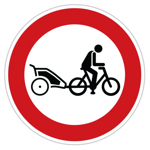 Zákaz vjezdu cyklistům s vozíkem.