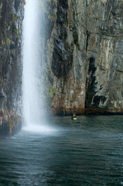Norsko, Geiranger je ráj mořských kajakářů.