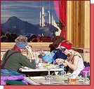 Slunen koupel pi obde na terase restaurace 2100 v Alpe dHuez 
