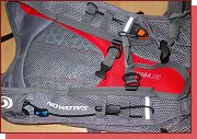 Salomon XT Wings 5. Detail ramennho popruhu s gumicukem, vvodem pro hadiku hydratanho systmu a krytou sponou na pdavn doplky. 